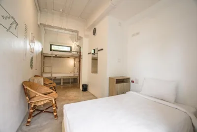 Chambre Basic Triple avec salle de bains commune — The Dearly Koh Tao Hostel-PADI 5 Star Dive Resort