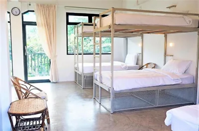Lit superposé dans un dortoir mixte — The Dearly Koh Tao Hostel-PADI 5 Star Dive Resort