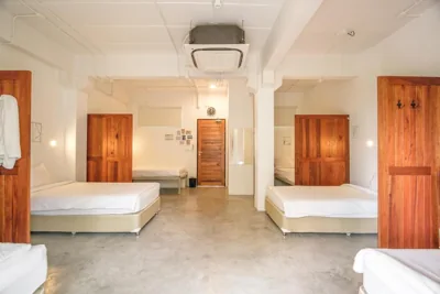 Lit simple dans un dortoir de 6 lits — The Dearly Koh Tao Hostel-PADI 5 Star Dive Resort